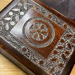 Scatola per sigarette in legno intagliato a fiori vintage con intarsi in ottone / Scatola per cianfrusaglie in legno / Da collezione