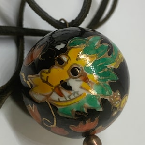 Pendentif boule en céramique blanche vintage peint à la main de style cloisonné dragon chinois sur fond noir sur cordon en cuir