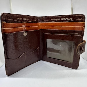 Cartera vintage de piel auténtica marrón con compartimentos para billetes, carnet de conducir y certificado de seguro. Fabricada en Inglaterra.