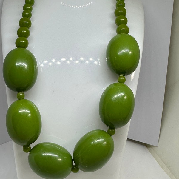 Collier vintage de perles en plastique vert olive | Bijoux rétro