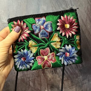 Vintage gestickte Blumen Schwarze Clutch | Retro kleine Samttasche mit Blumenmuster