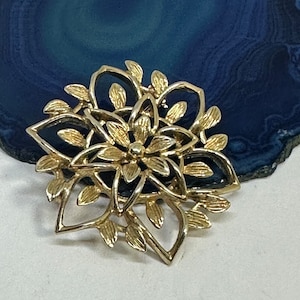 Sarah Coventry Vintage Filigree Flower Gold Tone Brooch