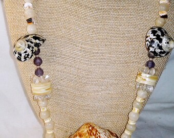 Large 1970's Vintage Seashell Pendant Necklace Resort Beach Clam Oyster Agate Beads