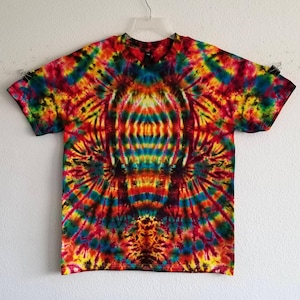 Puede incluir: Un letrero de madera hecho a mano con la palabra "Bienvenido" en una fuente juguetona. El letrero está pintado de blanco con un acabado envejecido y presenta un pequeño corazón decorativo. Dimensiones aproximadas: 30 cm de ancho y 15 cm de alto.