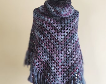 PRÊT POUR L'EXPÉDITION. Poncho au crochet, cape d'hiver, vêtements pour femmes, poncho au crochet, tenue d'hiver. Fait main.