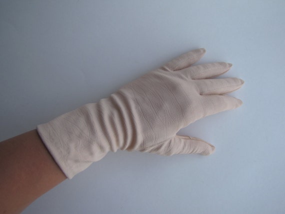 Vintage Women's Pale Pink Short Cloth Gloves -  S… - image 3