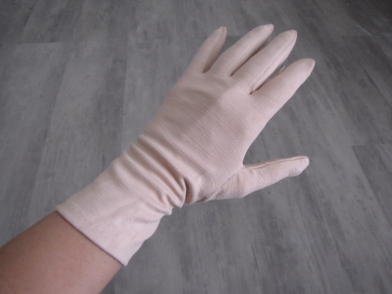 Vintage Women's Pale Pink Short Cloth Gloves -  S… - image 1