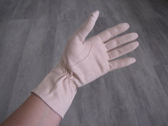 Vintage Women's Pale Pink Short Cloth Gloves -  S… - image 2