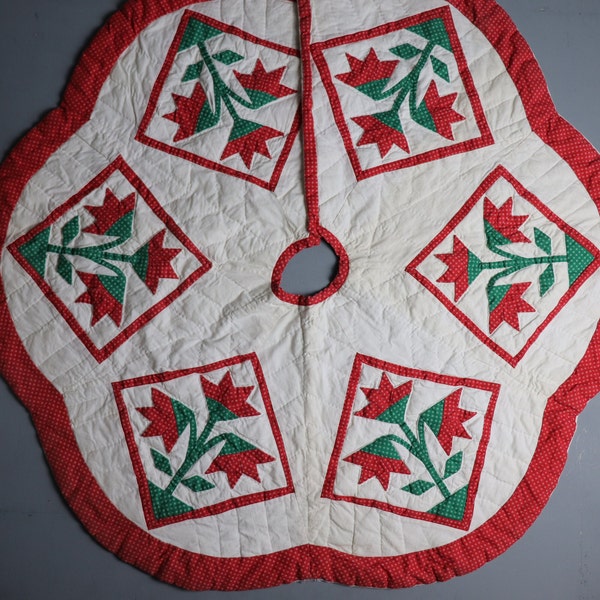 Vintage Christmas Tree Skirt - Quilted - Red, White and Green - 38 inch diameter