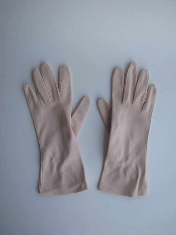 Vintage Women's Pale Pink Short Cloth Gloves -  S… - image 4