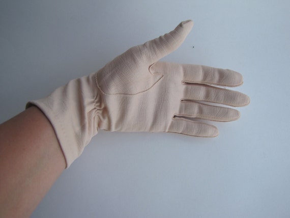 Vintage Women's Pale Pink Short Cloth Gloves -  S… - image 5