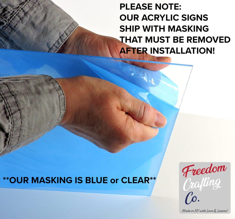 Op de afbeelding: Een doorzichtig rechthoekig acrylbord met een blauwe beschermfolie die gedeeltelijk is losgetrokken. De tekst op de afbeelding luidt: PLEASE NOTE: OUR ACRYLIC SIGNS SHIP WITH MASKING THAT MUST BE REMOVED AFTER INSTALLATION! en **OUR MASKING IS BLUE or CLEAR**