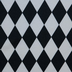 Puede incluir: Tela con estampado de rombos negros y blancos. La tela tiene un patr&oacute;n repetitivo de rombos negros y blancos.