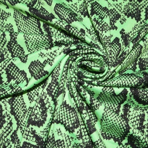 Tissu extensible pour vêtements en poly élasthanne # 49, peau de serpent vert néon brossé doublement, 190 g/m², 58 à 60 po. de large par mètre