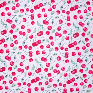 Puede incluir: Tela blanca con un patr&oacute;n repetido de cerezas rojas y hojas verdes. Las cerezas est&aacute;n agrupadas y dispersas por la superficie, creando un dise&ntilde;o vibrante. Adecuado para diversos proyectos de manualidades y costura.