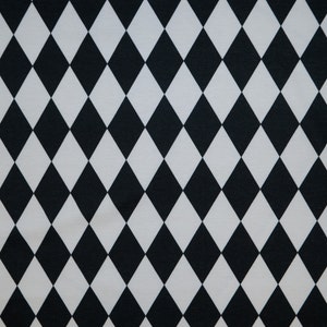 Puede incluir: Tela con estampado de rombos negros y blancos. La tela tiene un patr&oacute;n repetitivo de rombos negros y blancos.