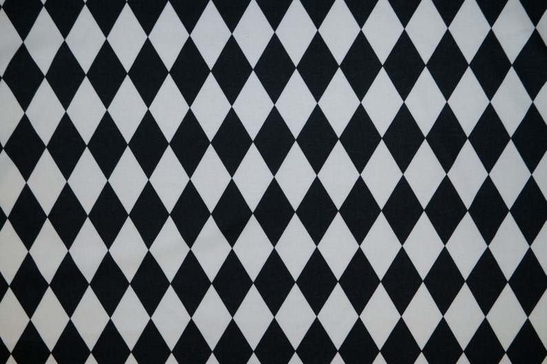 Puede incluir: Tela con estampado de rombos negros y blancos. La tela tiene un patr&oacute;n repetitivo de rombos negros y blancos.