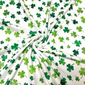 Tessuto elasticizzato in poliestere e spandex a doppia spazzolatura con stampa quadrifoglio per il giorno di San Patrizio, 190 g/m², larghezza 58-60 pollici, tagliabile su misura.