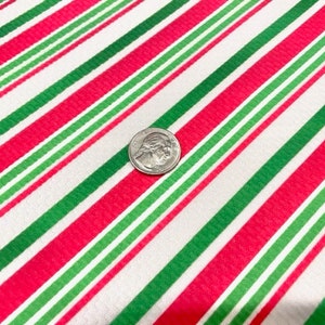Peut inclure: Tissu blanc &agrave; rayures diagonales rouges et vertes. Une pi&egrave;ce de 25 cents am&eacute;ricaine est incluse pour l'&eacute;chelle.