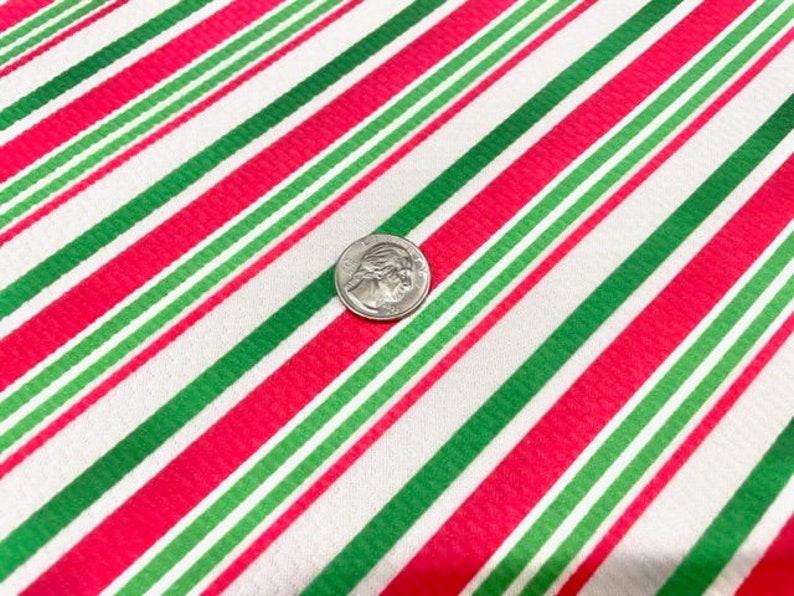 Peut inclure: Tissu blanc &agrave; rayures diagonales rouges et vertes. Une pi&egrave;ce de 25 cents am&eacute;ricaine est incluse pour l'&eacute;chelle.
