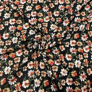 Imprimé floral printanier noir DBP #746 Tissu extensible pour vêtements en polyester et élasthanne brossé double 180 g/m² (58 à 60 pouces) de large par mètre