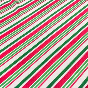 Peut inclure: Tissu ray&eacute; rouge et vert sur fond blanc. Les rayures sont diagonales et le tissu a une texture subtile.
