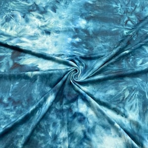 Może przedstawiać: Tkanina w kolorze niebieskim i białym z wzorem tie-dye i wirującym motywem. Tkanina jest miękka i elastyczna, co czyni ją idealną do różnych projektów.