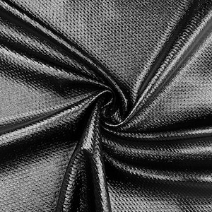Puede incluir: Tela negra con un patrón texturizado y tejido. La tela está doblada y drapeada, creando un aspecto suave y fluido.