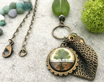 Collar colgante de árbol de paz. Estilo boho simple con encantos de hoja y bellota.