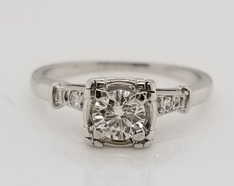 14kt White Gold, 4-prong clover prongs, (4.3mm) 0.30ct Round diamond, 2 small round accent diamonds, size 4.75