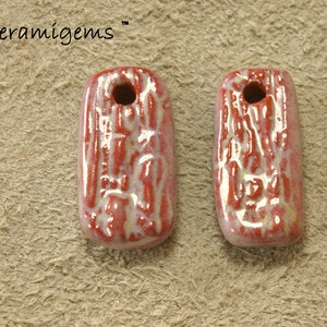 Perles en céramique artisanales, fabriquées à la main par le propriétaire du magasin, paire entièrement émaillée de dimensions environ 22 mm x 11 mm, approvisionnement unique et limité (#2P1T004)