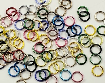 Może przedstawiać: Zestaw kolorowych metalowych kółek do łączenia w różnych rozmiarach. Kółka do łączenia są wykonane z metalu i idealnie nadają się do tworzenia biżuterii, rękodzieła i innych projektów DIY.