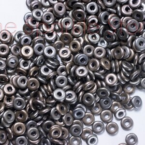 マットメタリックレザー 4 x 1 mm 極小ガラスリング O ビーズ、4 グラム (140 ～ 160 個のビーズ)、スペーサー、アクセント、ビーズ織り (#04-1001E)
