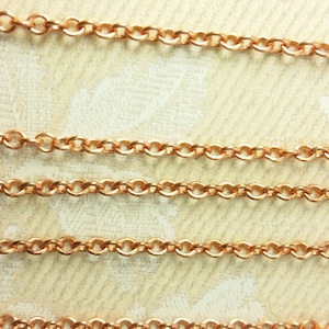 Op de afbeelding: Close-up van een roségouden ketting, met de delicate schakels en de gladde, gepolijste afwerking.