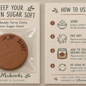 Könnte beinhalten: Eine runde, braune Terrakotta-Scheibe zur Feuchthaltung von braunem Zucker, verpackt in einer transparenten Kunststoffhülle auf einer Karte mit der Aufschrift Keep Your Brown Sugar Soft. Die Karte enthält Anweisungen zum Einweichen und zur Anwendung.