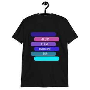 Hold on Let me Overthink - Lila Blau - Unisex Kurzarm T-Shirt