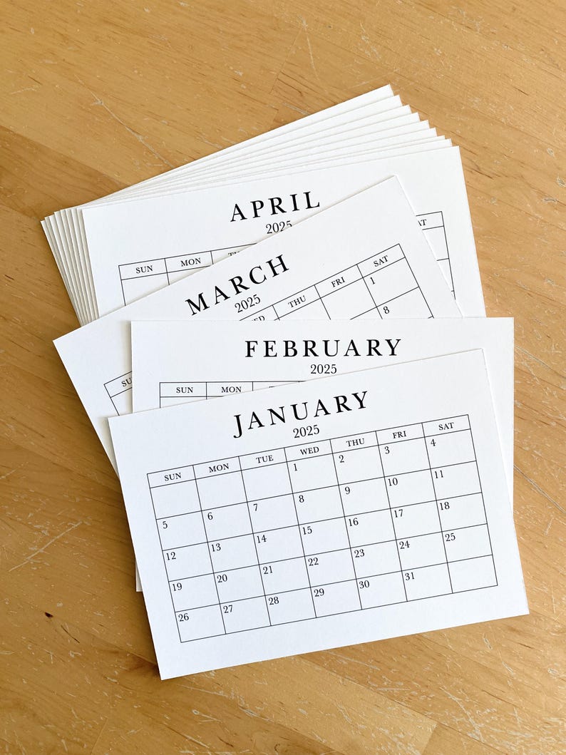 Puede incluir: Una pila de p&aacute;ginas de calendario imprimibles para enero, febrero, marzo y abril de 2025. Las p&aacute;ginas del calendario son blancas con texto negro y un dise&ntilde;o de cuadr&iacute;cula simple.