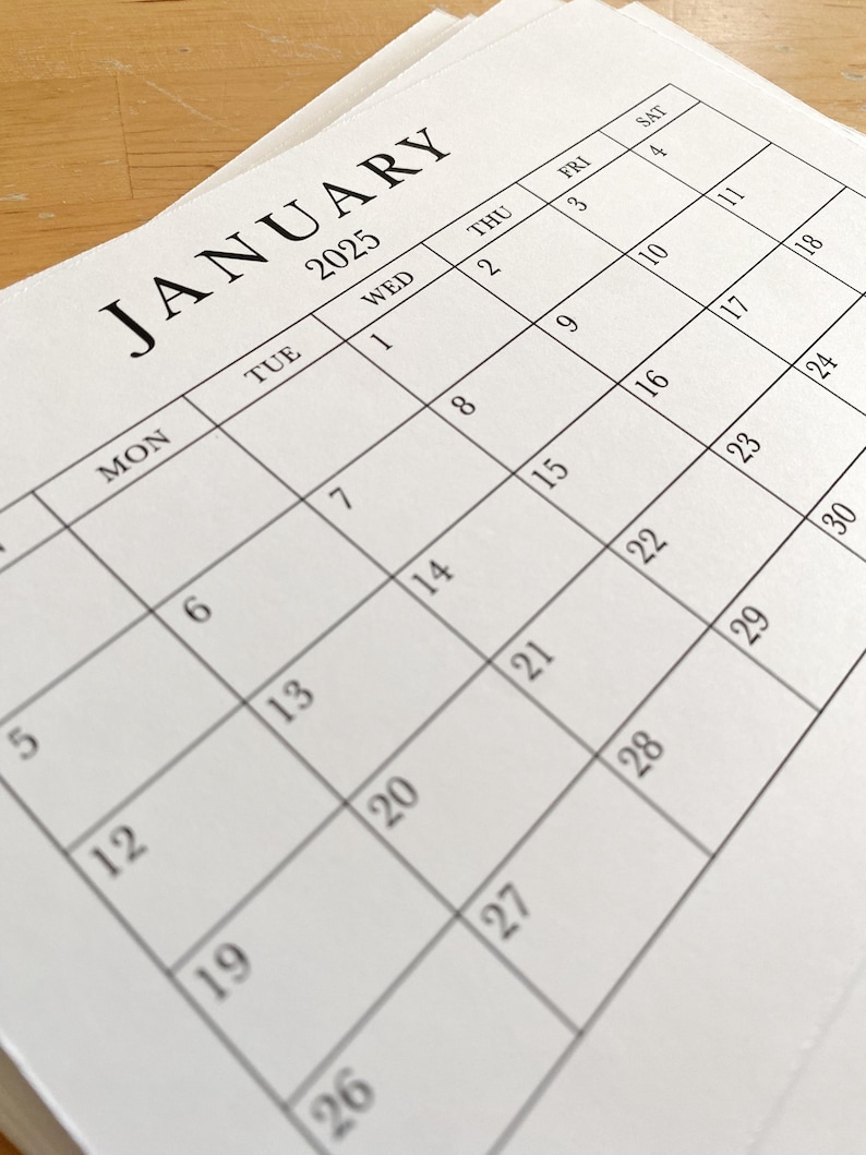 Puede incluir: Un calendario blanco con el mes de enero de 2025 impreso en &eacute;l. El calendario muestra los d&iacute;as de la semana, de lunes a s&aacute;bado, y las fechas correspondientes para cada d&iacute;a.