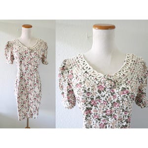 Vintage 90s Floral Mini Dress - White Flower & Crochet Lace Collar - Rayon 1990s Short Sleeve Dress - Size Small