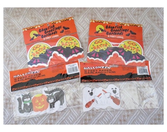 Peut inclure: Plusieurs guirlandes en papier d'Halloween dans leur emballage d'origine. Les guirlandes représentent des chauves-souris, des fantômes, des chats noirs et des citrouilles. L'emballage est orange et noir, avec les mots "Ghoul-ish Greetings" et "Halloween". Chaque guirlande mesure 274 cm de long.