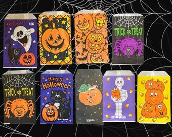 Peut inclure: Une collection de sacs à bonbons sur le thème d'Halloween. Chaque sac présente un design unique, avec des citrouilles, des fantômes, des araignées et des squelettes. Les sacs sont de différentes couleurs, avec les textes "Trick or Treat" et "Happy Halloween".