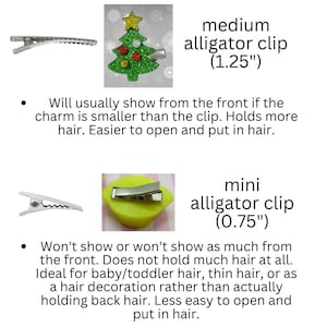 K&ouml;nnte beinhalten: Zwei silberne Alligator-Haarklammern, eine mit einer L&auml;nge von 1,25 Zoll und die andere mit einer L&auml;nge von 0,75 Zoll. Die gr&ouml;&szlig;ere Klammer ist mit einem gr&uuml;nen Glitzer-Weihnachtsbaum-Anh&auml;nger versehen. Die kleinere Klammer ist mit einem gelben Zitronen-Anh&auml;nger versehen.