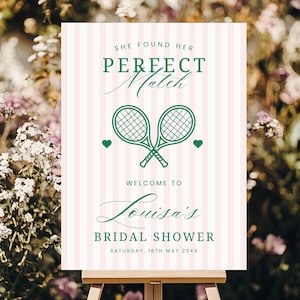Könnte beinhalten: Ein Willkommensschild für eine Brautparty mit rosa-weiß gestreiftem Hintergrund. Der Schriftzug lautet "She Found Her Perfect Match" und "Welcome to Louisa's Bridal Shower", mit Tennis-Schlägern und Herzen. Auf einer hölzernen Staffelei mit floralem Hintergrund.