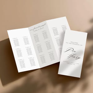 Może przedstawiać: Plan rozmieszczenia gości weselnych i znak powitalny. Plan rozmieszczenia gości to konstrukcja składana w trzech częściach z nazwiskami gości wymienionymi pod numerami stołów. Znak powitalny głosi "Witamy na weselu Pii i Henry'ego".