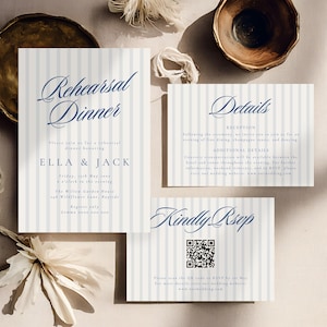 Op de afbeelding: Een trouwuitnodigingsset met een aankondiging van het repetitiediner, een detailkaart en een RSVP-kaart. De kaarten hebben een verticaal gestreept patroon in lichtblauw en wit, met elegant marineblauw schrift. Decoratieve elementen omringen de kaarten.