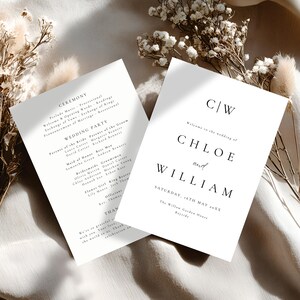 Op de afbeelding: Twee witte trouwprogramma's met zwarte tekst. Eén programma bevat de details van de ceremonie en de bruiloftsgasten. Het andere programma zegt "Chloe en William" en de trouwdatum, zaterdag 16 mei 20XX.