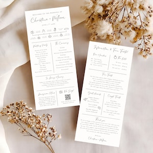 Op de afbeelding: Twee witte huwelijksprogramma's met zwarte tekst. De programma's bevatten de bruiloftsgasten, ceremoniedetails, leuke weetjes en een bedankbericht. Gedroogde bloemen staan op de voor- en achtergrond.