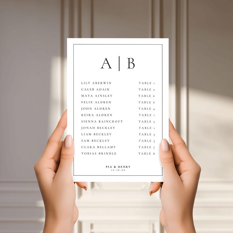 Op de afbeelding: Een minimalistische trouwzittingstabel met een zwarte rand. De tabel bevat namen en tafelnummers, met de initialen "A" en "B" bovenaan. De namen zijn in twee kolommen gerangschikt. De onderkant van de tabel luidt "PIA & HENRY 12.10.XX".