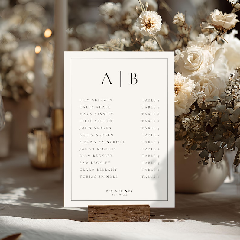 Op de afbeelding: Een cr&egrave;mekleurige trouwzitting met de initialen "A | B" bovenaan. Namen en tafelnummers staan vermeld. Het bord staat op een houten voet en is omgeven door bloemstukken. De datum "12.10.20" staat onderaan.