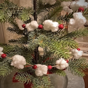 Christmas Tree Popcorn Garland, Handmade Christmas, Farmhouse Christmas Popcorn and Berry Garland, Primitive Holiday Decor